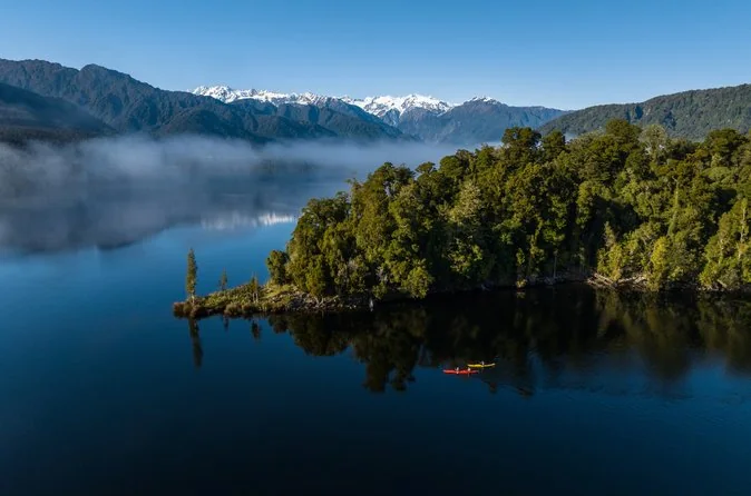 Kajak und Regenwaldwanderung am Lake Mapourika